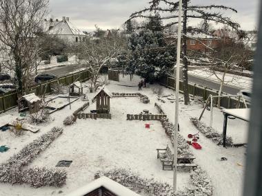 Legeplads dækket i sne